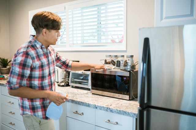 microwave oven : from accidental to household appliance